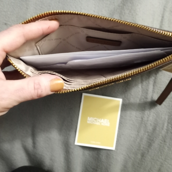 Michael Kors- large zipper clutch wristlet - Picture 2 of 4